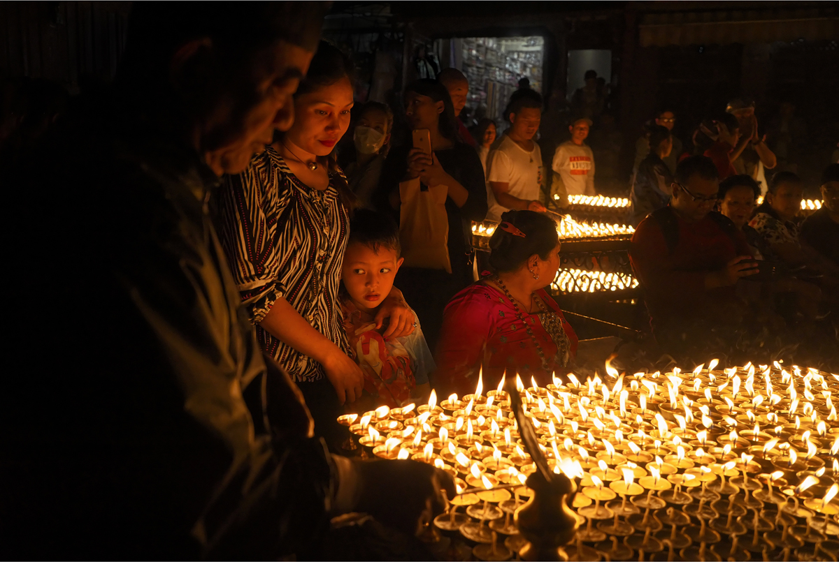 Street photography, mother, child, holy festival, candles, candlelight, glow, Bhaktapur, Nepa
